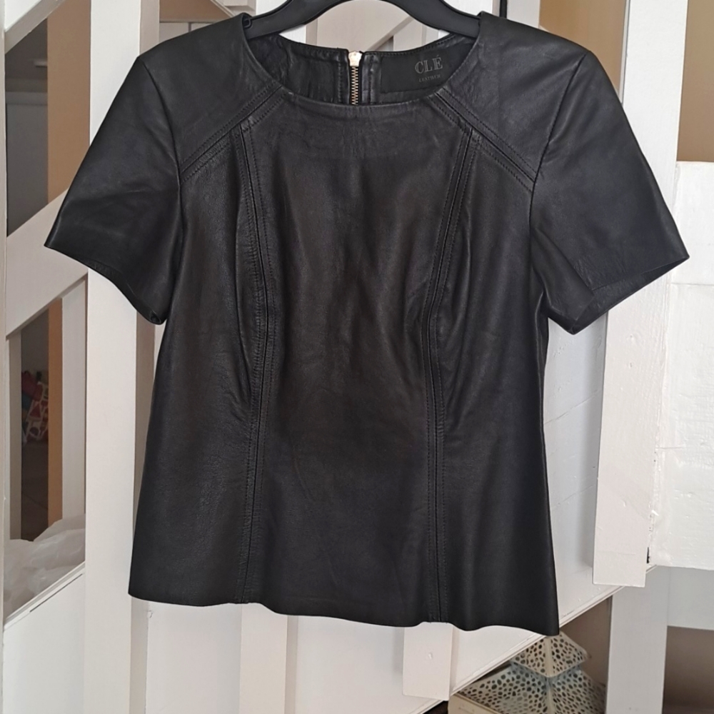 CLE Gorgeous Black Lamb Leather short sleeve top zips  in back. Excellent sz XS